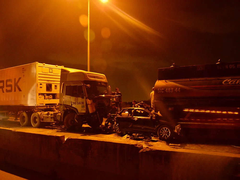 Tài xế mắc kẹt tử vong trong cabin trong vụ tông 4 xe ảnh 1